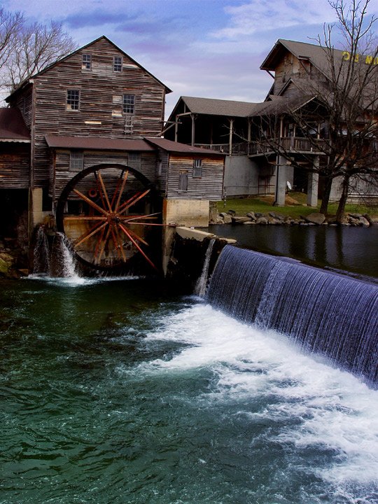 Moulin à eau et cascade d'eau